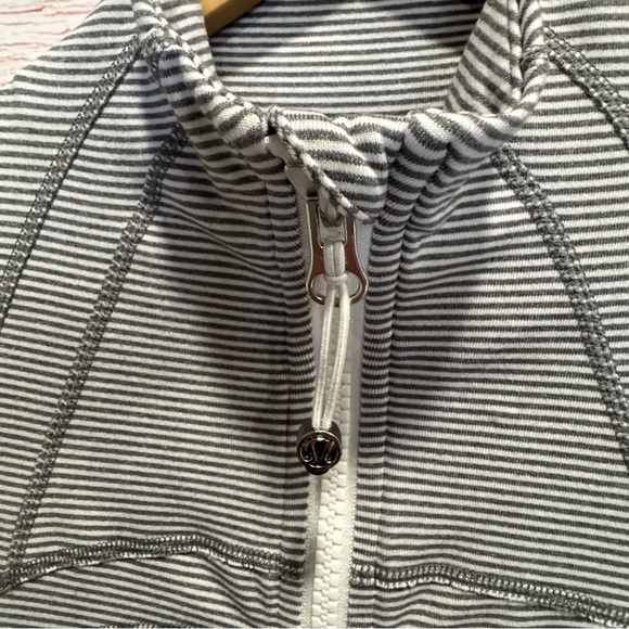 Lululemon Define Jacket in Tonka Stripe Heathered Slate White Sz 8 - Picture 9 of 15